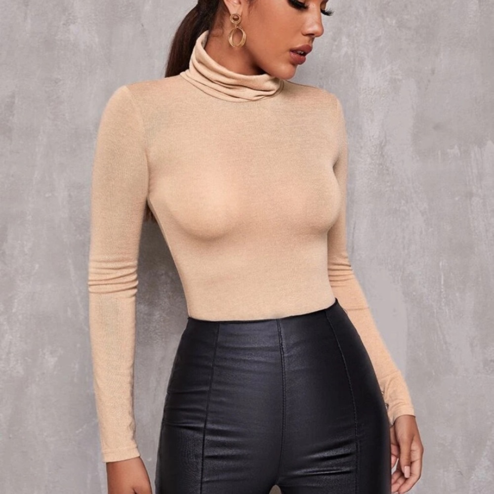 Turtle neck fitted long sleeve tee